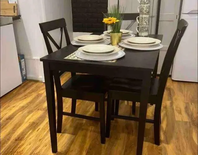 Room In Oxford Street